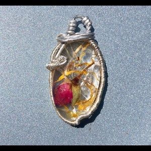 *HANDMADE* Rose & Calendula Resin Pendant 🌹
